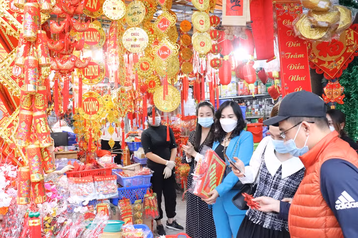 Người dân quan sát kĩ, lựa chọn đồ trang trí của riêng mình...