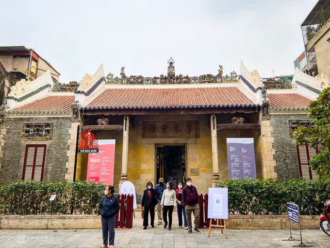 Hội quán Quảng Đông là nơi lưu giữ ký ức của con phố Hàng Buồm. Ở đó có chuyện đời, chuyện phố, chuyện xưa nay, chuyện của dân Kẻ Chợ, của những Hoa kiều và của người Hà Nội hôm nay. "Con phố cũng như những dòng sông chảy trôi không ngừng, bao kiếp người qua, bao kiếp người tới. Trong vòng chảy của thời gian bất tận ấy, con phố nào cũng đầy ắp những kỷ niệm vui buồn...", trích dòng giới thiệu triển lãm Không gian ký ức 22 Hàng Buồm.