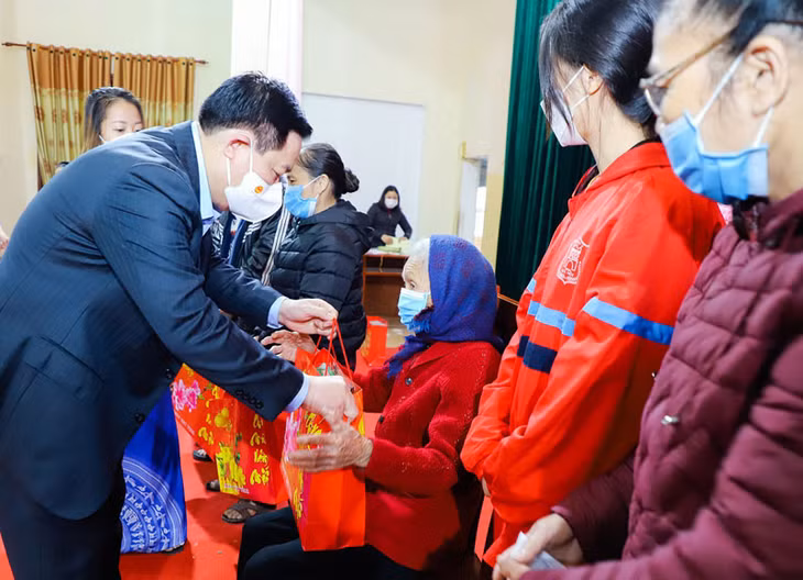 Chủ tịch Quốc hội Vương Đình Huệ tặng quà cho các hộ có hoàn cảnh khó khăn trên địa bàn huyện Nghi Lộc. (Ảnh: PHẠM BẰNG)