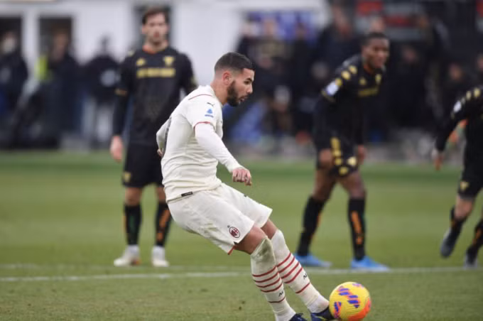 Cú sút phạt đền đánh dấu cú đúp cho Hernandez ở trận thắng Venezia 3-0 vòng 21 Serie A tối 9/1. Ảnh: Reuters