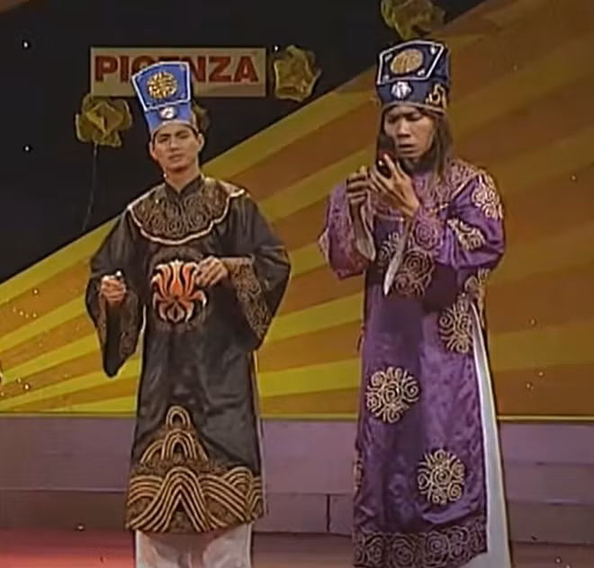 Táo Quân 2006, "Bắc Đẩu" Công Lý với tạo hình mái tóc ép thẳng, đặc trưng với nét chua ngoa đanh đá. Cho tới năm 2006, bộ đôi đã thể hiện rõ nét dấu ấn qua các mùa với những câu nói sâu cay, đầy châm biếm. Ảnh: VFC.