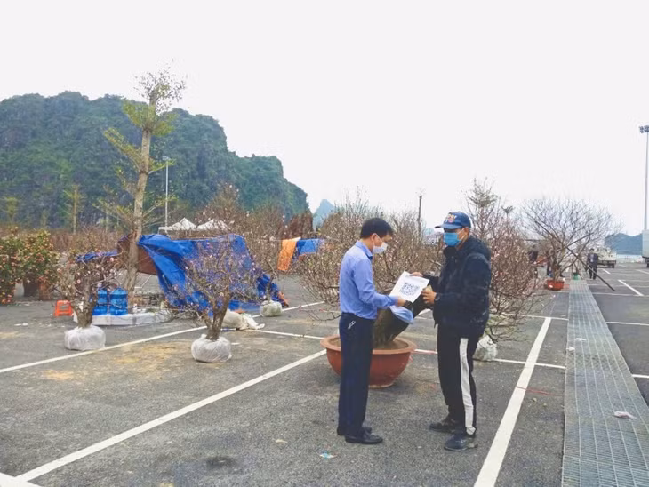 Tại một điểm bán hoa thuộc phường Hồng Hà, cán bộ phường kịp thời phát mã khai báo y tế và yêu cầu các hộ kinh doanh thực hiện nghiêm túc việc nhắc nhở khách hàng khai báo, quét mã y tế khi đến mua hoa.