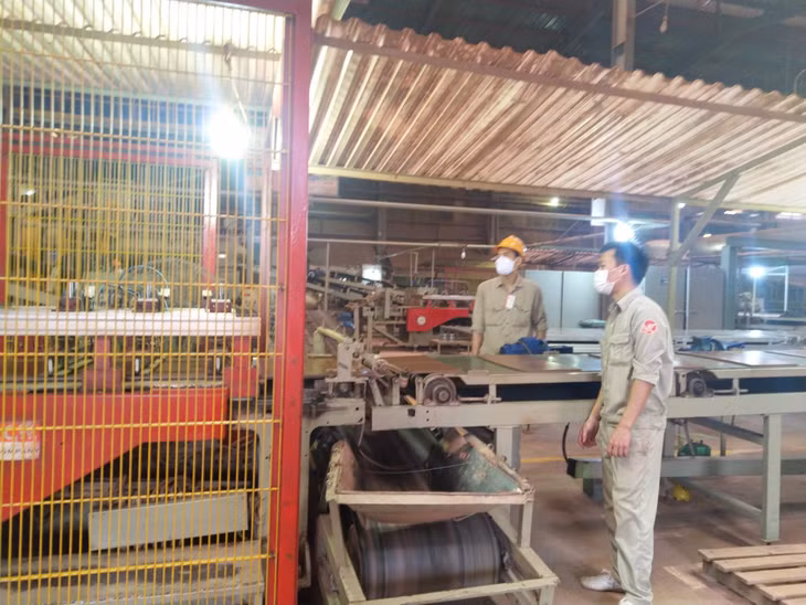 Vận hành sản xuất tại Công ty CP Gốm Đất Việt (TX Đông Triều).