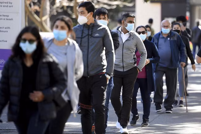 Hơn 374,57 triệu người trên thế giới đã nhiễm virus SARS-CoV-2. (Ảnh: AP)