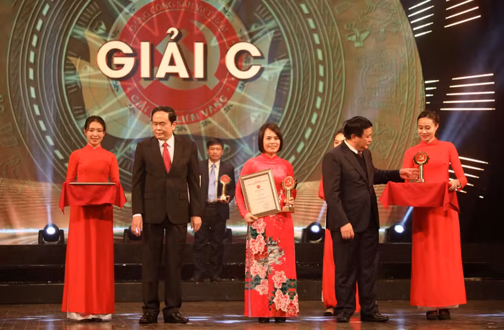 Loạt bài “Thí điểm mô hình tổ chức mới và kiêm nhiệm một số chức danh: Cần lộ trình phù hợp, cách làm trọng tâm, trọng điểm” của nhóm tác giả Bùi Thị Thu Hương - Bùi Thị Thùy Linh đoạt giải C.