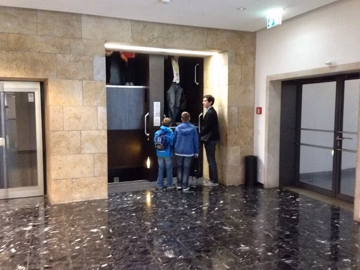Thang máy kiểu Paternoster tại Tòa thị chính Stuttgart (Đức).