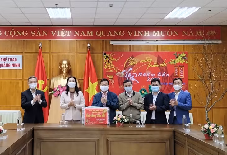 Đồng chí Nguyễn Thị Hạnh, Phó Chủ tịch UBND tỉnh thăm, chúc Tết Bảo tàng Quảng Ninh.