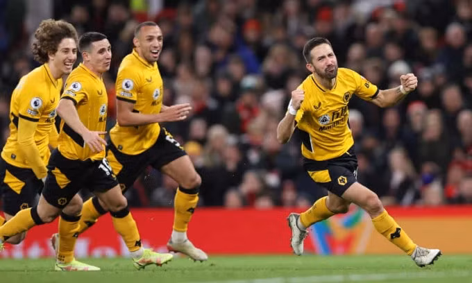 Niềm vui của Moutinho (phải) sau khi chọc thủng lưới Man Utd. Ảnh: WWFC