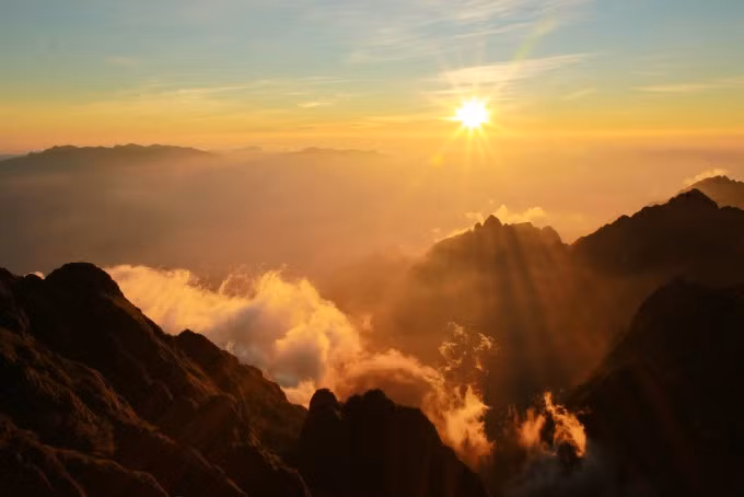 Đỉnh núi không thể bỏ qua trong bộ sưu tập ảnh núi cao Việt Nam là "nóc nhà Đông Dương" Fansipan cao 3.143 m ở Lào Cai. Đến đây vào buổi sớm mai, du khách sẽ cảm nhận những tia nắng ấm đầu ngày, dần dần soi rọi khắp đất trời, đắm chìm vào biển mây rộng lớn khắp một vùng trời cao rộng.