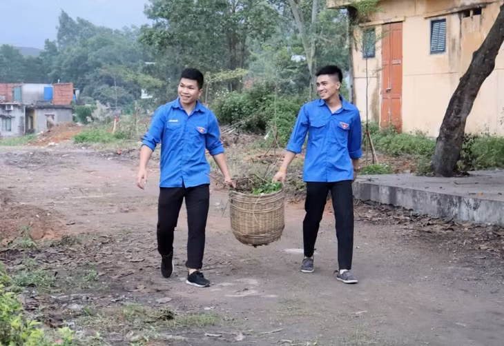 Đặng Đình Việt (bên phải) tham gia chương trình