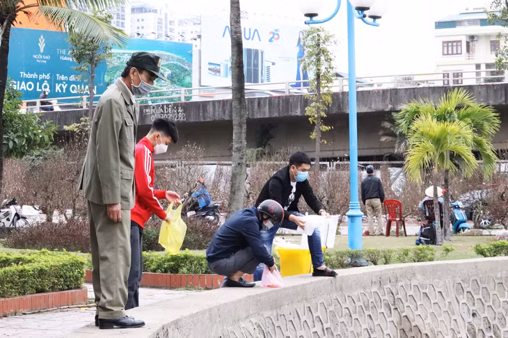 Người dân được nhắc nhở không thả hương, chân nhang... xuống hồ.