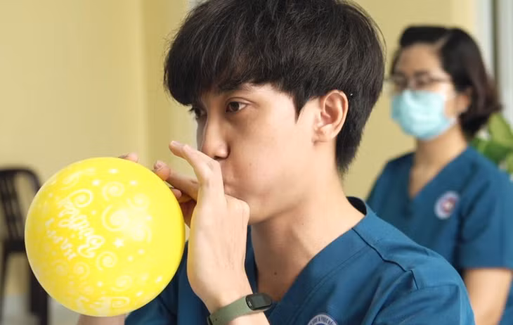 Tập thổi bóng, tăng cường bài tập thở.