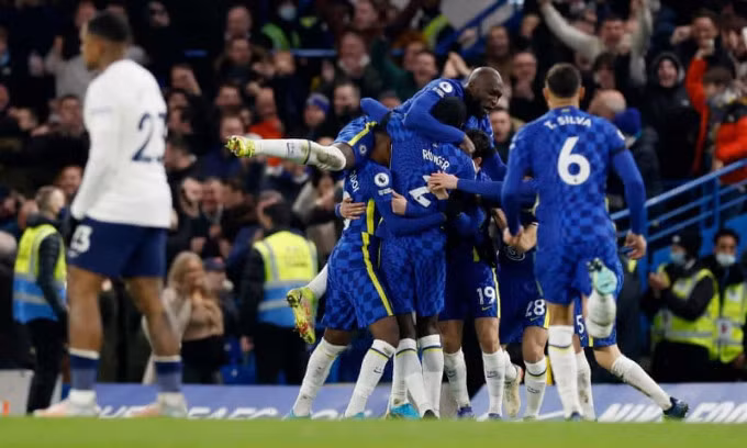 Cầu thủ Chelsea mừng tuyệt phẩm của Hakim Ziyech ở trận gặp Tottenham vòng 23 Ngoại hạng Anh tối 23/1. Ảnh: Reuters