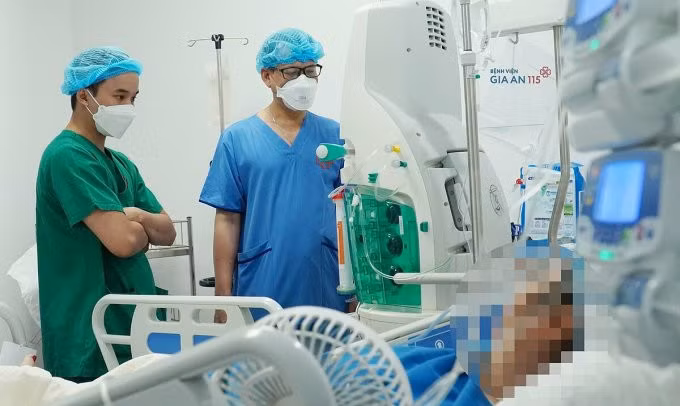 Các bác sĩ theo dõi, điều trị bệnh nhân viêm tuỵ cấp. Ảnh: Nguyệt Nguyễn