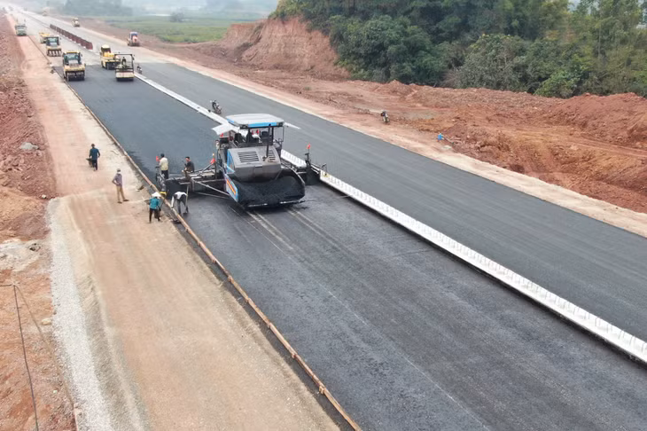 Đồng thời, tổ chức thảm nhựa mặt đường đối với các đoạn tuyến đã đảm bảo yêu cầu kỹ thuật.