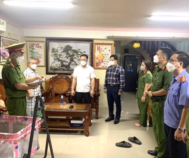Lực lượng chức năng công bố lệnh bắt Chủ tịch UBND phường Tam Phước Võ Cao Cường (Ảnh: TTXVN)