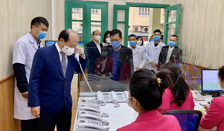 Đồng chí Vũ Xuân Diện, Ủy viên Ban Thường vụ Tỉnh ủy, Trưởng Ban Nội chính Tỉnh ủy kiểm tra công tác ứng trực cấp cứu 115.