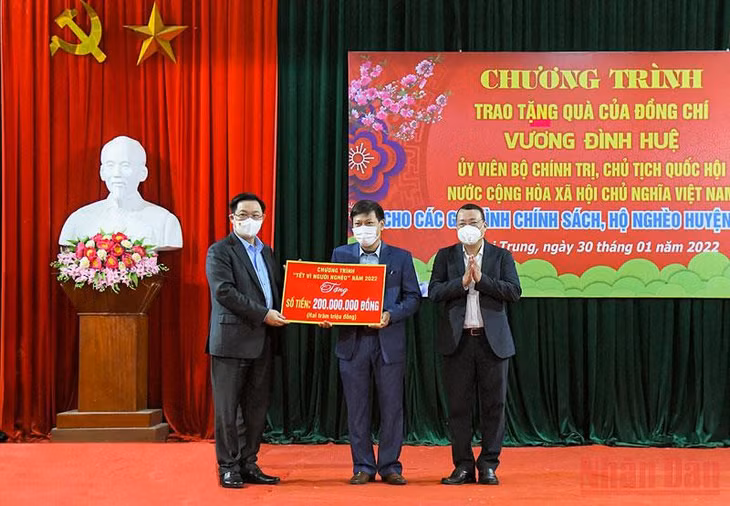 Chủ tịch Quốc hội Vương Đình Huệ trao kinh phí hỗ trợ chăm lo người nghèo cho huyện Nghi Lộc. (Ảnh: MINH THÀNH)