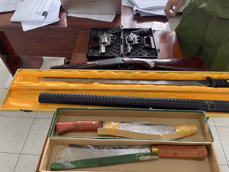 Các khẩu súng, dao, kiếm thu giữ.