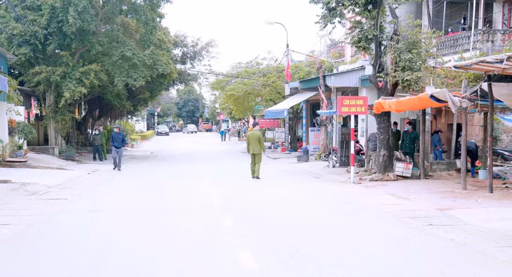 Lực lượng công an thị xã nhắc nhở nhân dân đảm bảo an ninh trật tự và thông thoáng vỉa hè lòng đường trong dịp Tết nguyên đán.
