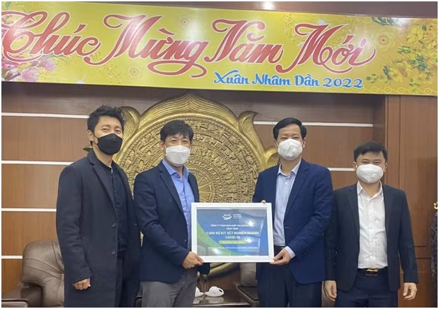 Đại diện Công ty TNHH Tổ chức nhà quốc gia Quảng Ninh N.H.O trao tặng 2000 bộ kit test hỗ trợ thành phố Uông Bí phòng, chống dịch Covid-19.