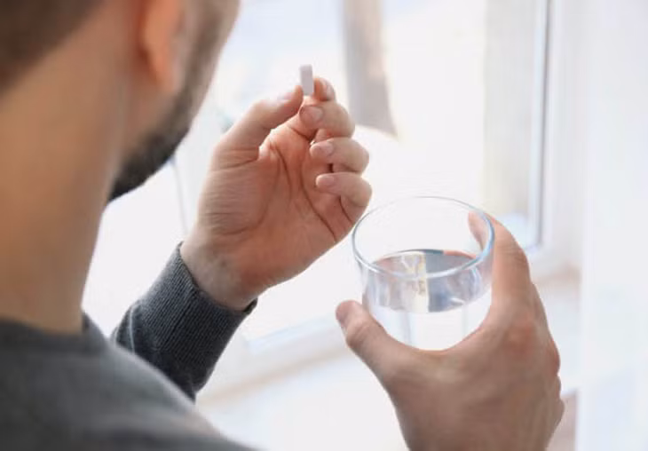 Không lạm dụng thuốc hạ sốt giảm đau vì có thể gây tác dungj hụ nguy hiểm.