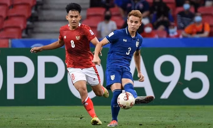 Thái Lan (trái) giữ bóng chắc chắn trước Indonesia ở chung kết lượt về AFF Cup, lên tới 65% thời lượng. Ảnh: Changsuek