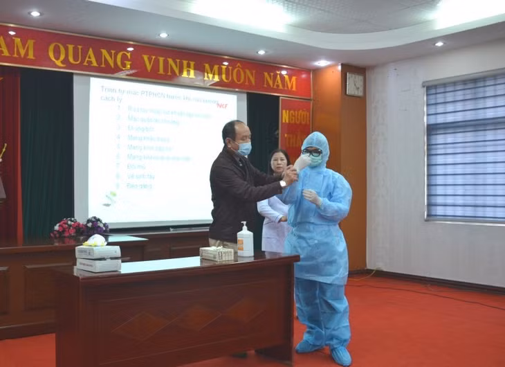 Bác sĩ Nguyễn Quốc Hùng hướng dẫn các y, bác sĩ phòng hộ cá nhân khi làm việc tại Bệnh viện số 2.