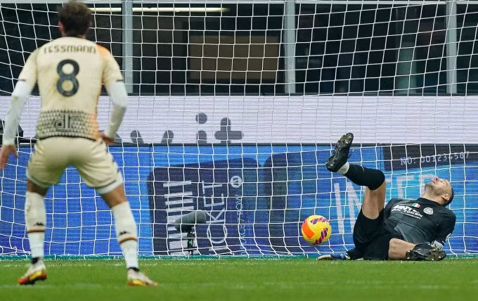 Venezia mở tỷ số từ cú đánh đầu của Henry, nhưng không thể làm nên bất ngờ trước Inter. Ảnh: ANSA