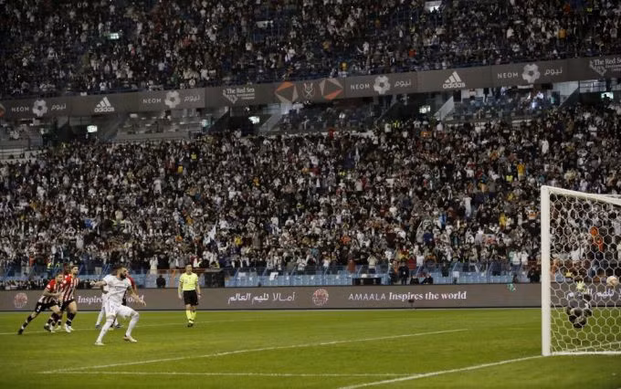 Simon đoán đúng hướng, nhưng không thể với tới cú đá hiểm của Benzema. Ảnh: Reuters