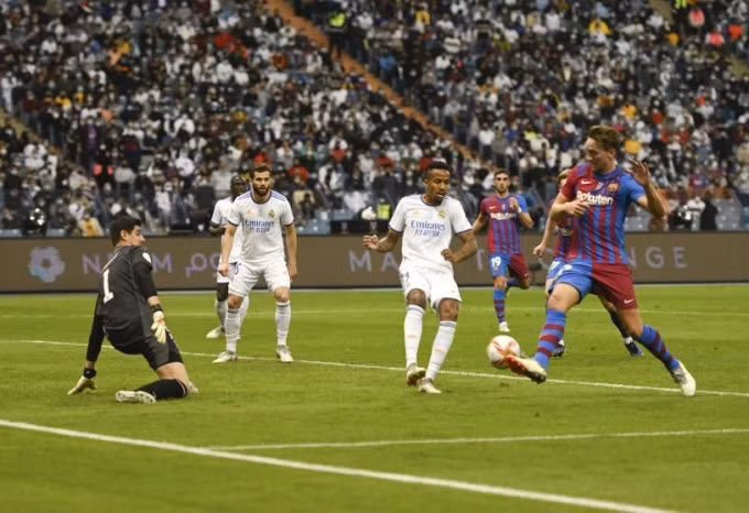 Luuk de Jong trong pha làm bàn có phần may mắn. Ảnh: Mundo Deportivo