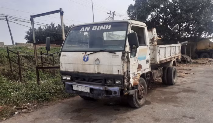Xe ô tô cũ nát, quá hạn đăng kiểm từ năm 2014 thi thoảng vẫn hoạt động trên Đường 442, Hà Nội