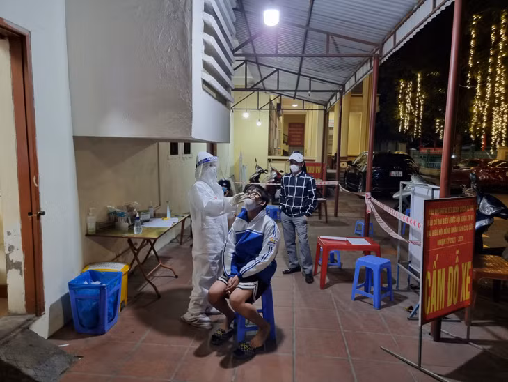 Nhân viên Trạm y tế phường Cao Thắng (TP Hạ Long) xuyên đêm lấy mẫu xét nghiệm sàng lọc cộng đồng cho người dân trên địa bàn.
