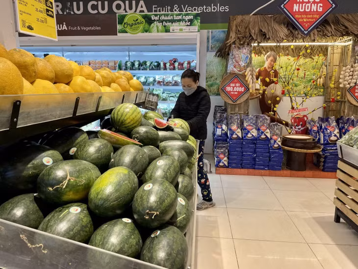 Mặt hàng hoa quả là mặt hàng không thể thiếu mỗi dịp Tết.