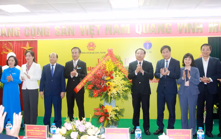 Lễ bàn giao, tiếp nhận nguyên trạng Bệnh viện Việt Nam - Thụy Điển Uông Bí thuộc Bộ Y tế về UBND tỉnh Quảng Ninh quản lý. Ảnh: Mạnh Trường