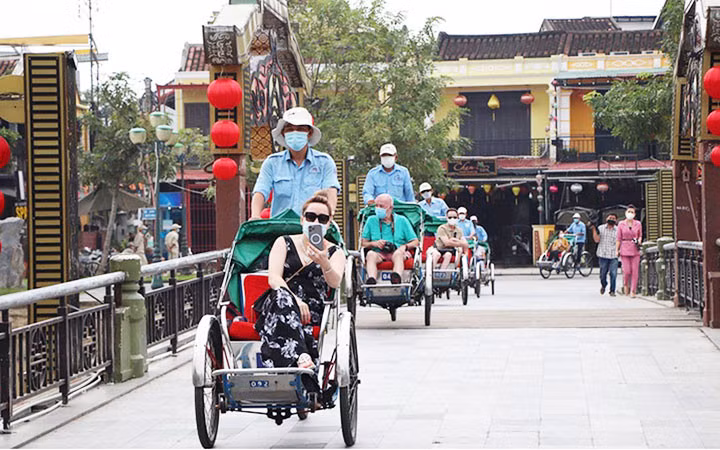 Du khách quốc tế tham quan Hội An (Quảng Nam). Ảnh: TRẦN THƯỜNG