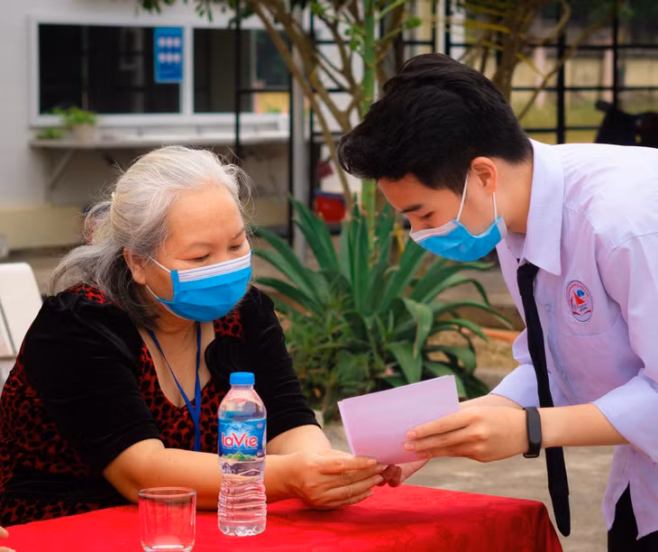 Học sinh Lê Quang Minh, Trường THPT Chuyên Hạ Long, tuyên truyền cho dự án "Hỗ trợ sức khoẻ tâm thần cho học sinh THPT trong đại dịch Covid-19".