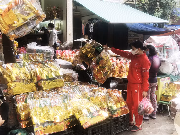 Người dân chủ yếu lựa chọn những bộ quần áo, mũ hài thật đẹp trong những ngày này để tiễn ông Công, ông Táo.