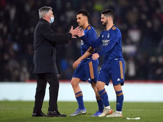 HLV Ancelotti chia vui với Isco (phải) và Ceballos - bộ đôi vào thay người phối hợp mang lại bàn gỡ 1-1 cho Real. Ảnh: AFP