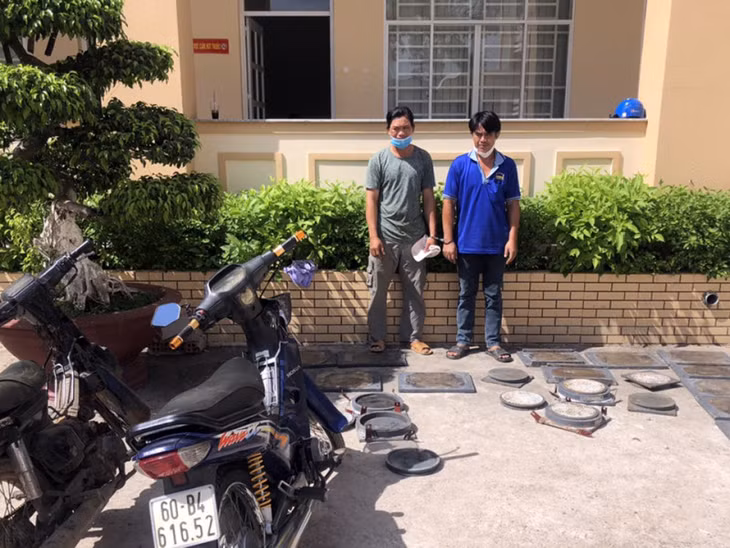 Đối tượng Phan Văn Nam (trái) và Nguyễn Thế Lượng (phải) cùng tang vật.