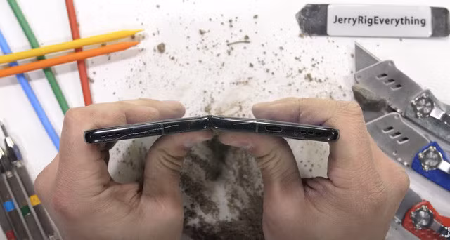 Cuối cùng, điện thoại vẫn vượt qua qua bài kiểm tra bẻ cong. Cấu trúc và bản lề của OPPO Find N đều rất chắc chắn, nó không thể bị uốn cong khi đang đóng lại, thậm chí khỉ bẻ ngược màn hình về sau, OPPO Find N vẫn nguyên vẹn.