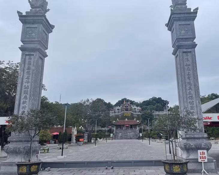 Đền Cửa Ông bố trí nhiều đường đi riêng cho du khách.