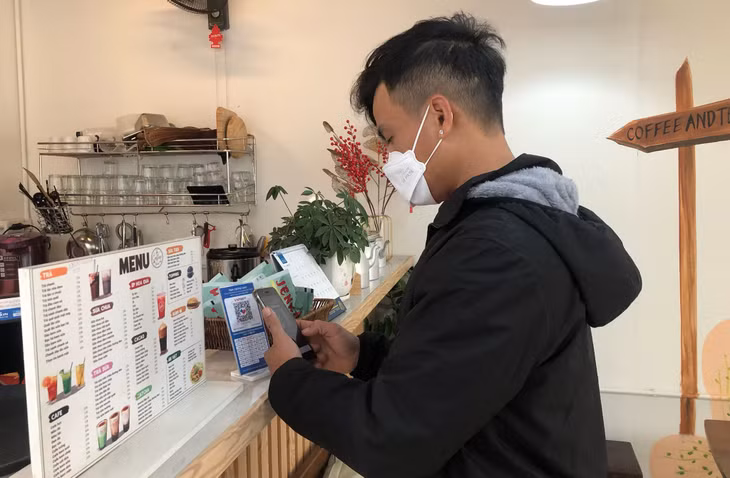 Anh Nguyễn Thái Chung, phường Hồng Hải, TP Hạ Long, thực hiện thanh toán bằng ví VN Pay khi sử dụng dịch vụ.