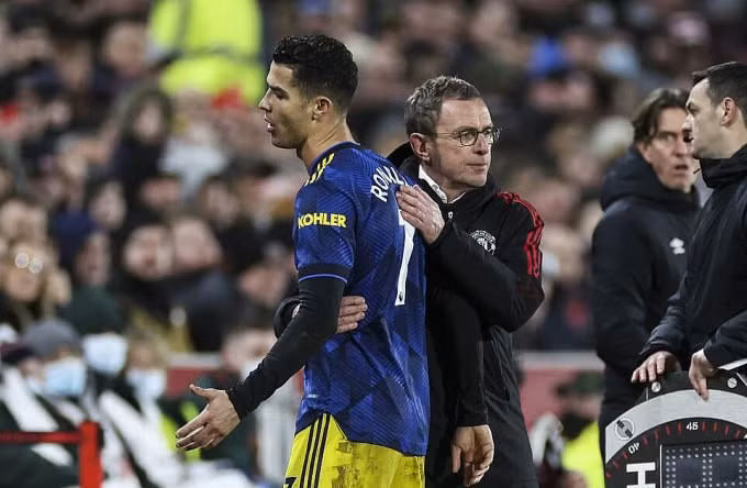 Ronaldo không hài lòng khi bị rút khỏi sân. Ảnh: AP