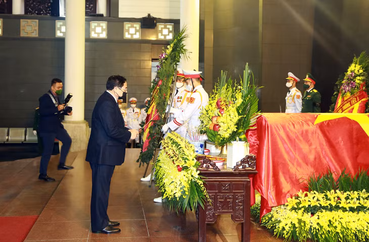 Thay mặt Ban Chấp hành Trung ương Đảng Cộng sản Việt Nam, đồng chí Phạm Minh Chính dâng hương tưởng nhớ đồng chí Nguyễn Côn. Ảnh: VGP/Hải Minh