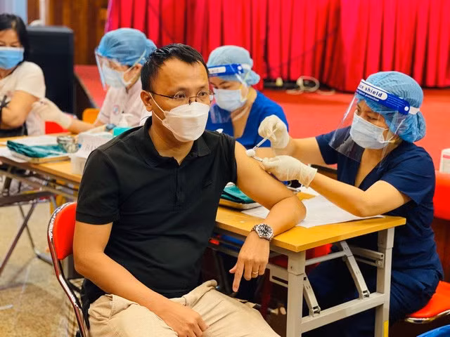 Người dân ở TP.HCM bất kể là thường trú hay tạm trú có nhu cầu tiêm vaccine có thể đến bất kỳ điểm tiêm nào trên địa bàn để được tiêm chủng mà không cần đăng ký trước. Ảnh: Kim Vân