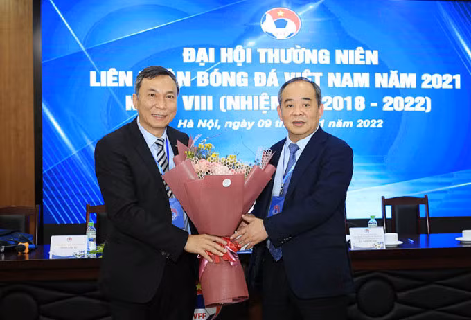 Ông Trần Quốc Tuấn (trái) nhận hoa chúc mừng từ cựu Chủ tịch VFF Lê Khánh Hải. Ảnh: VFF