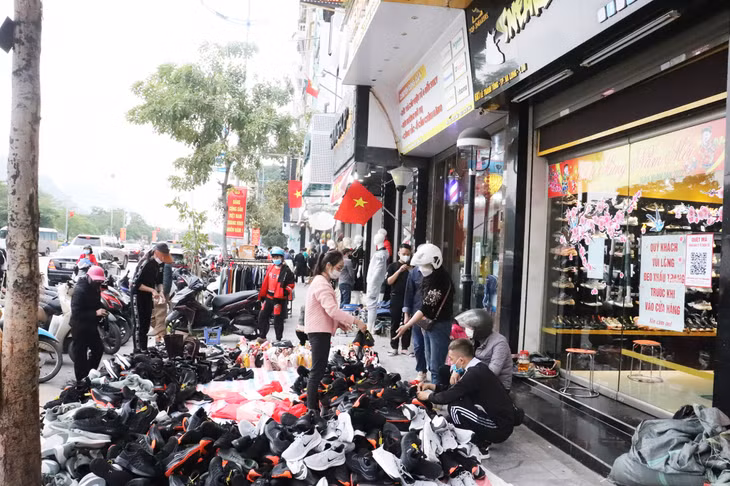 ...người dân tranh thủ dịp này để tới mua sắm.