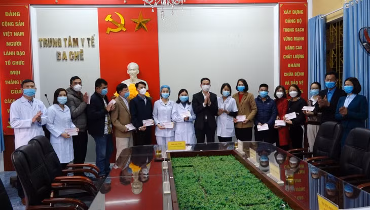 Trao quà Tết cho đoàn viên công đoàn khó khăn Trung tâm Y tế huyện.