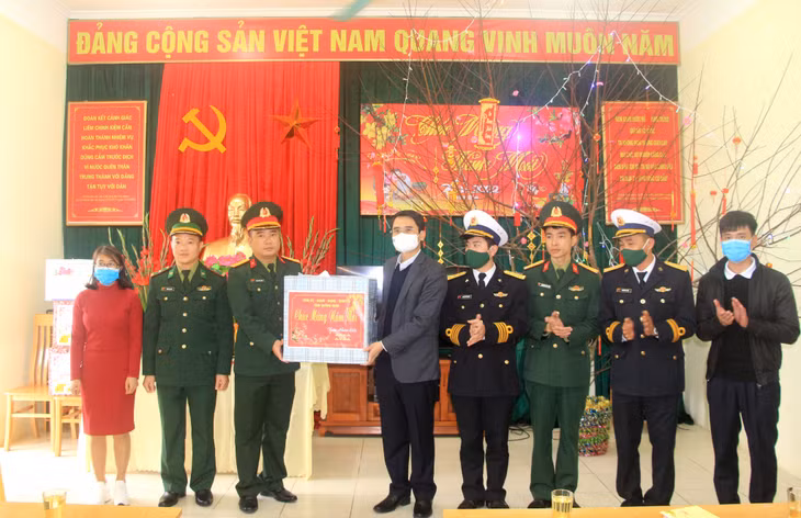Đồng chí Phạm Văn Thành, Phó Chủ tịch UBND tỉnh tặng quà các lực lượng quân đội đóng quân trên địa bàn thôn đảo Trần, xã Thanh Lân (Cô Tô).